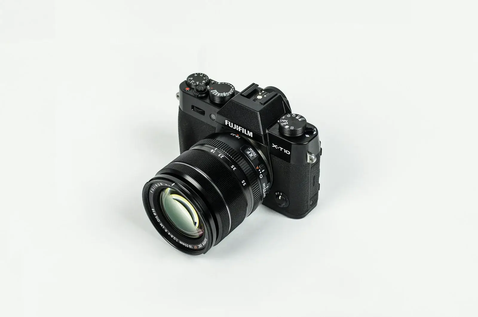 Mirrorless camera with a zoom lens